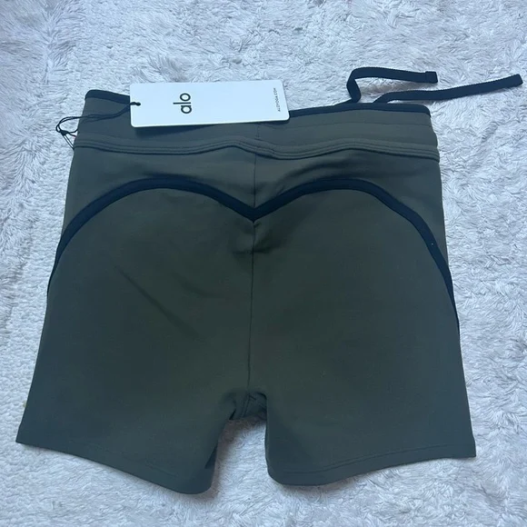 NWT Alo Yoga 4” airbrush race pace shorts - Picture 8 of 8